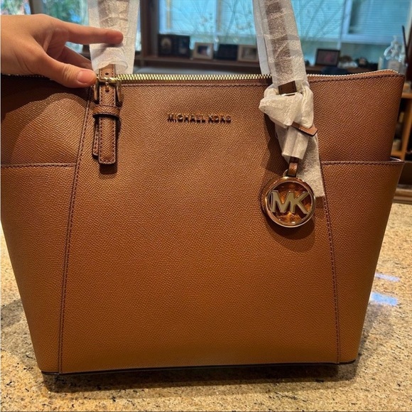 MICHAEL KORS Jet Set Leather Tote - Picture 5 of 10